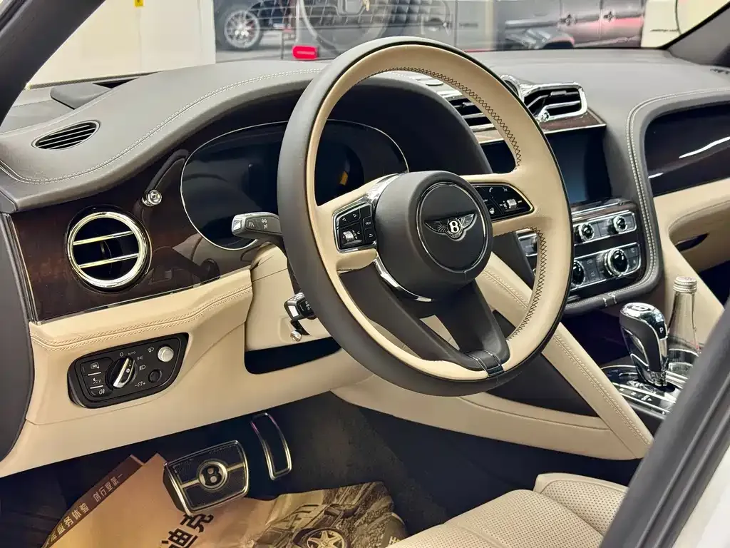 Bentley Bentayga PHEV 2023 из CN, фото 8