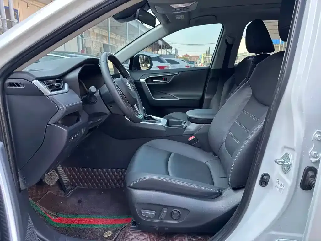Toyota RAV4 2023 из CN, фото 3