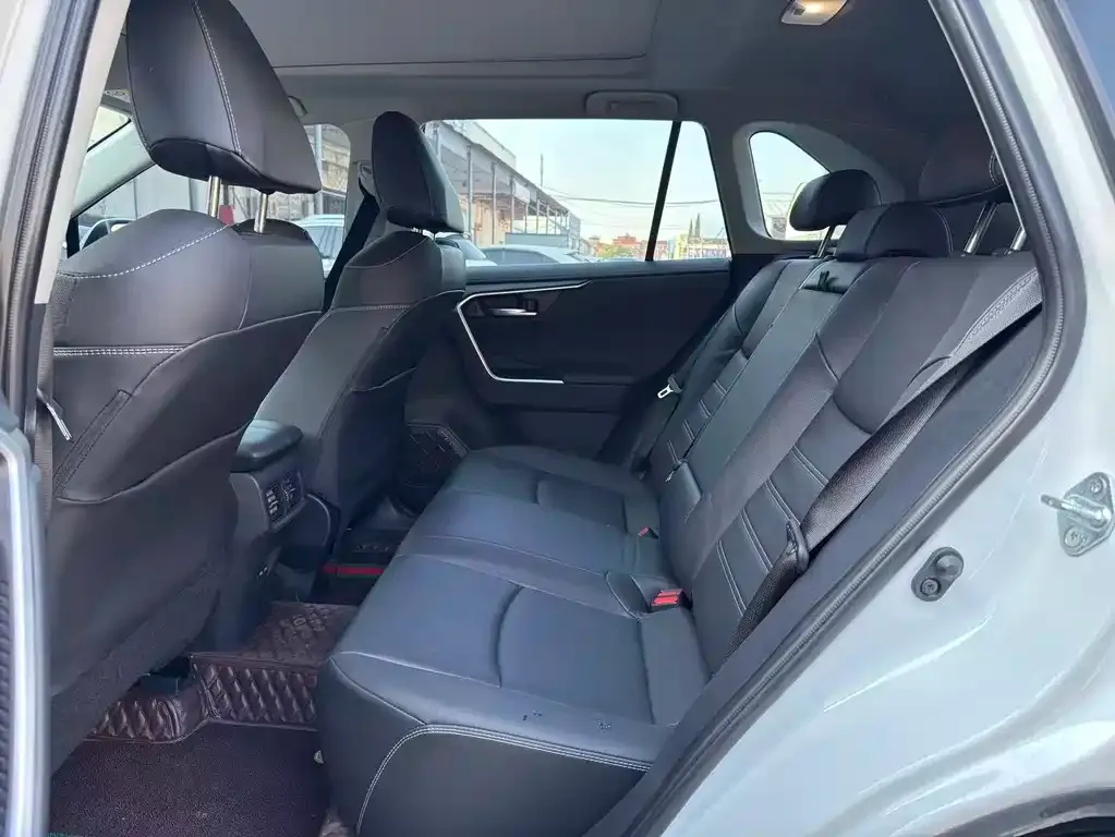 Toyota RAV4 2023 из CN, фото 4