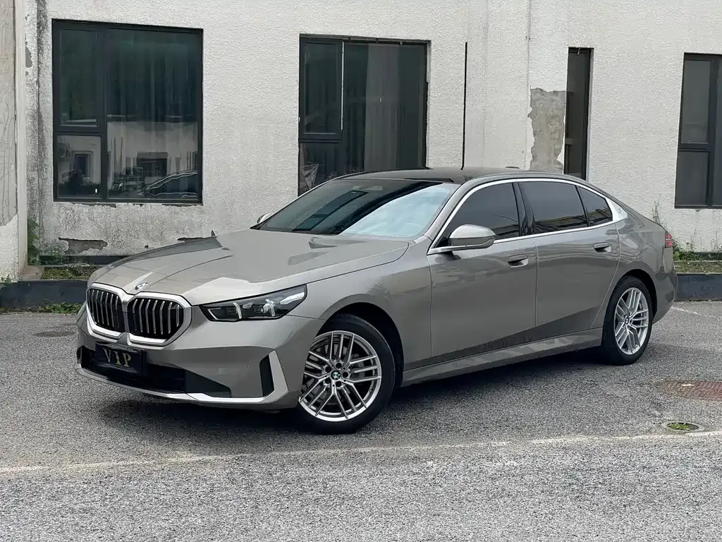 BMW 5 Series — фото 1