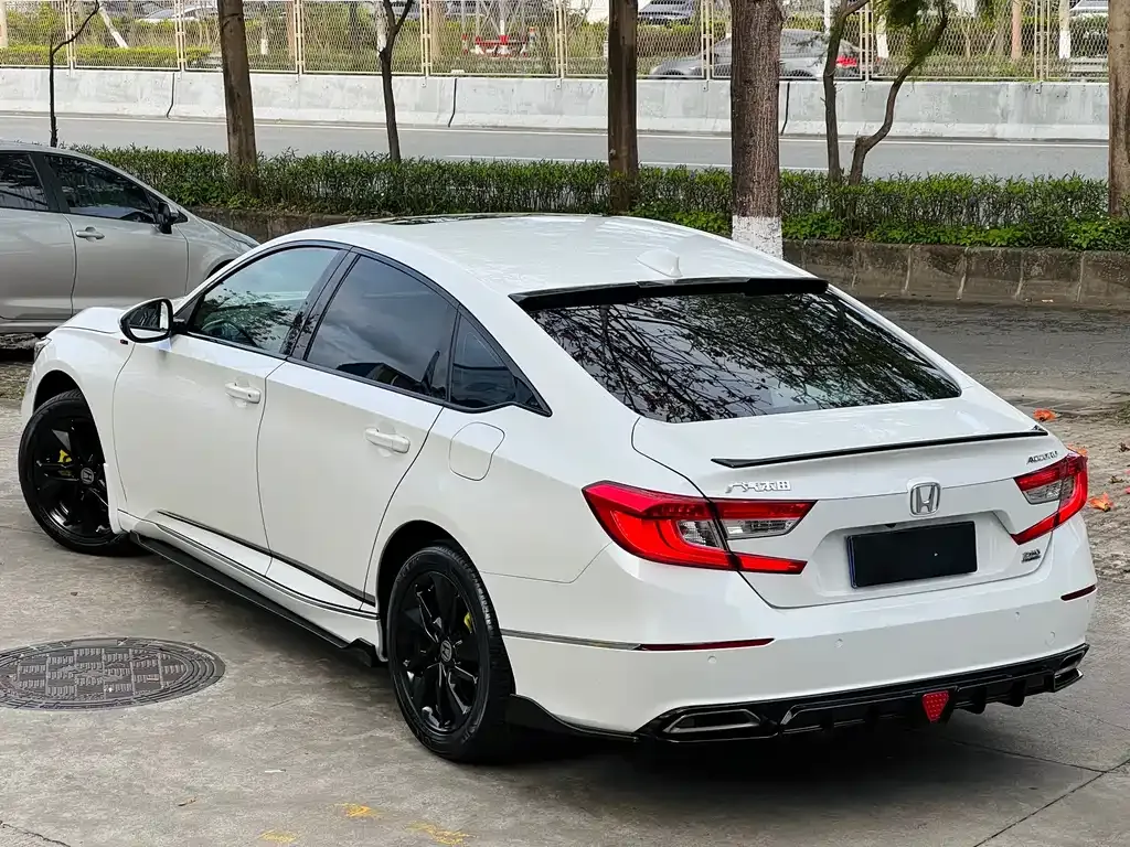 Honda Accord — фото 10