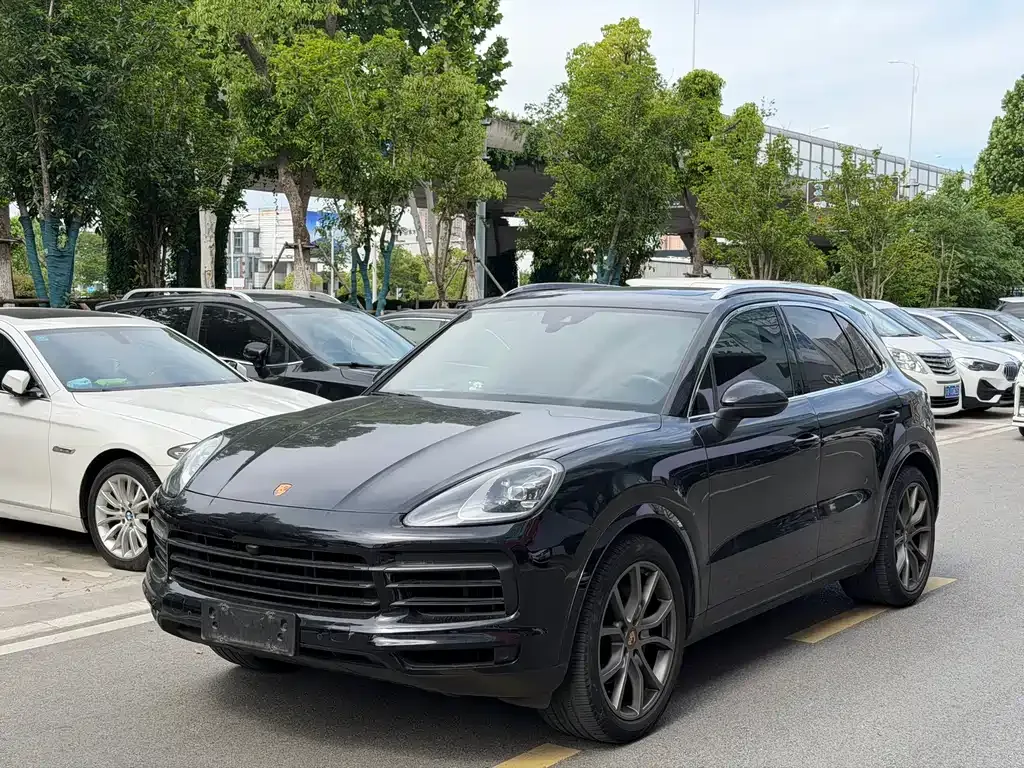 Porsche Cayenne — фото 1