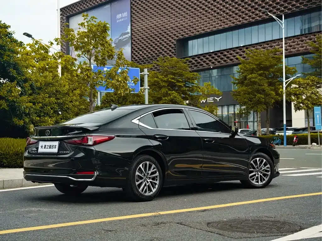 Lexus ES — фото 10