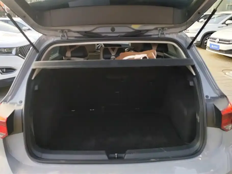 Volkswagen Golf 2023 из CN, фото 2
