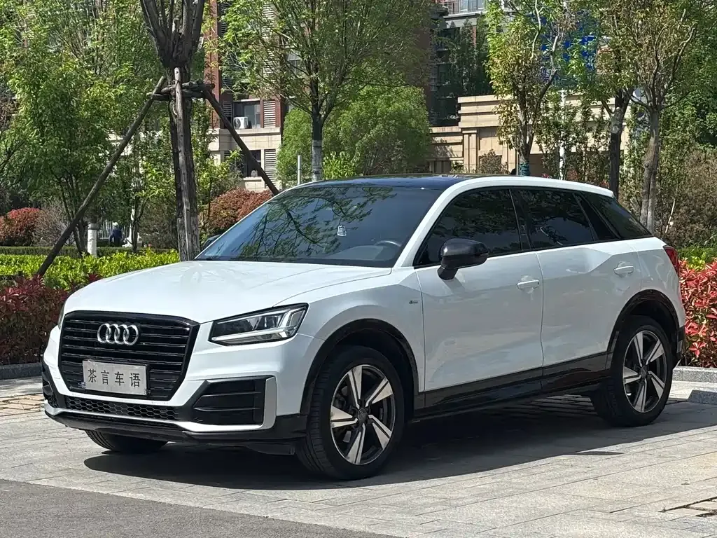 Audi Q2L — фото 1