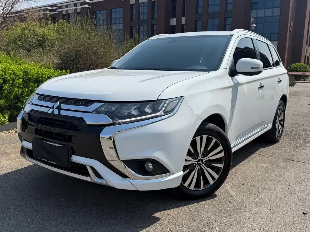 Mitsubishi Outlander — фото 1