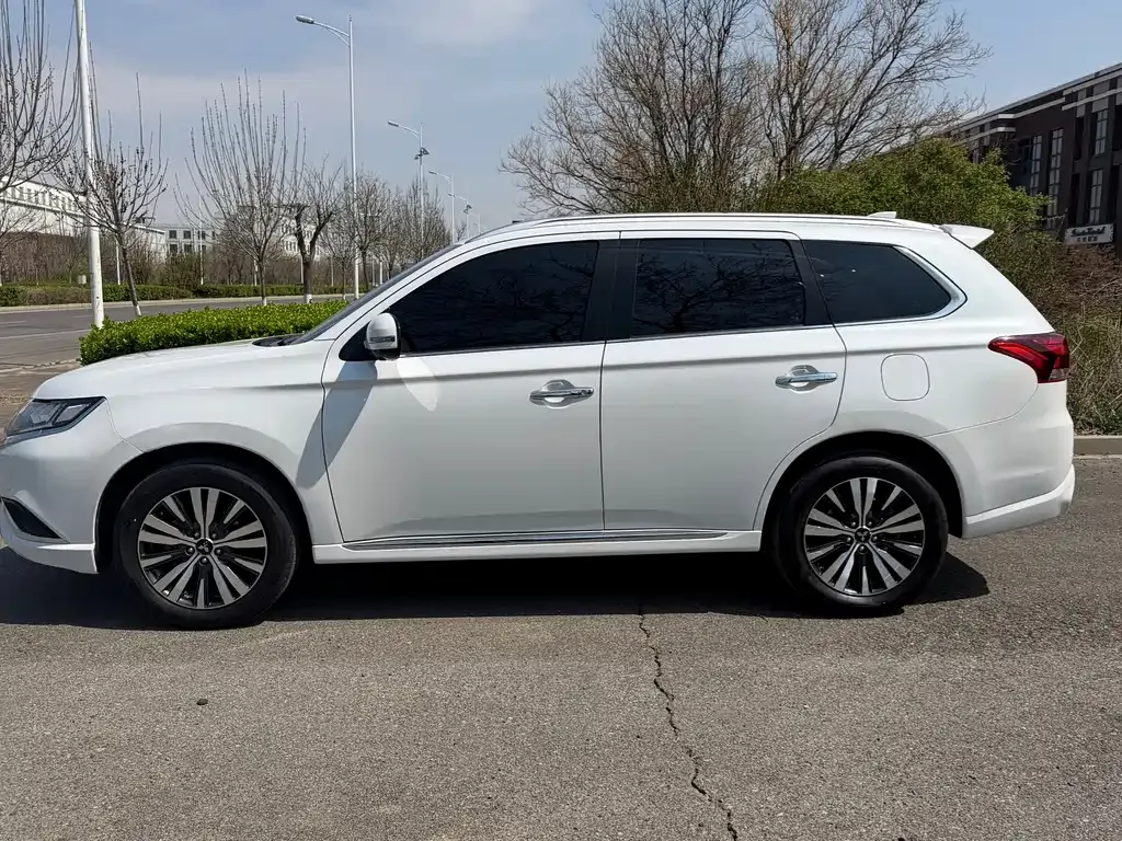 Mitsubishi Outlander — фото 10