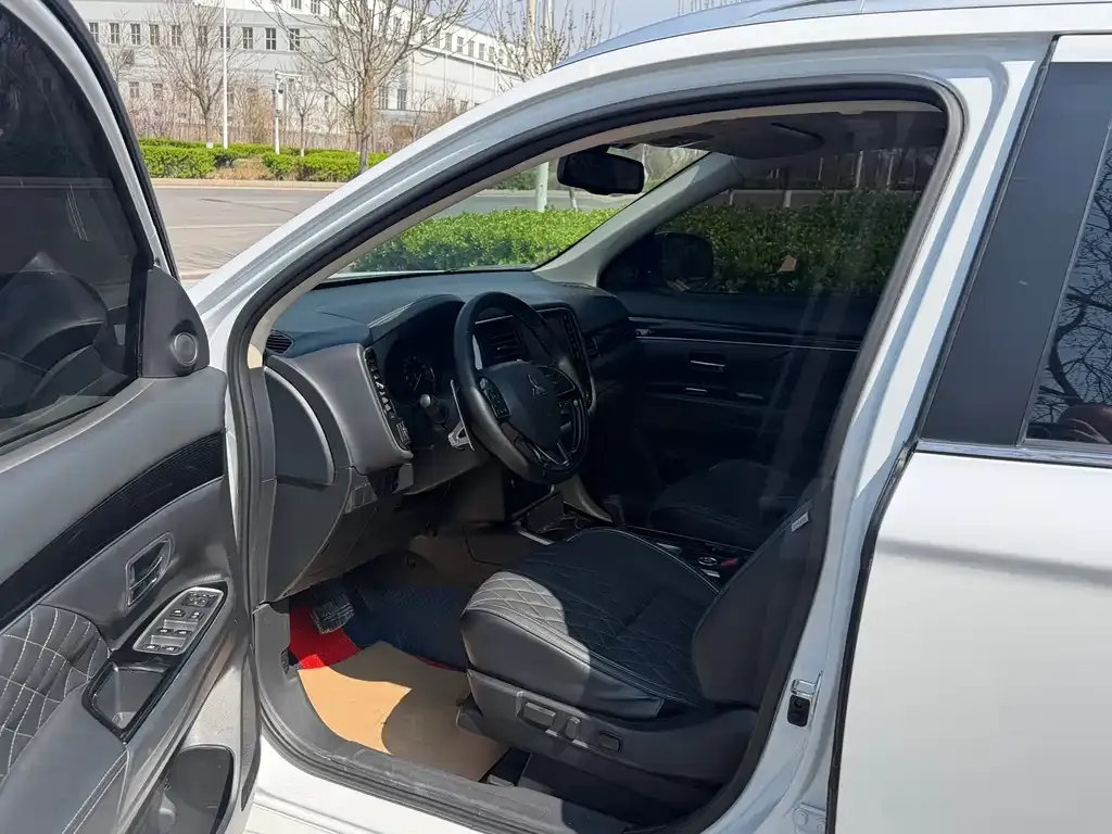 Mitsubishi Outlander — фото 7