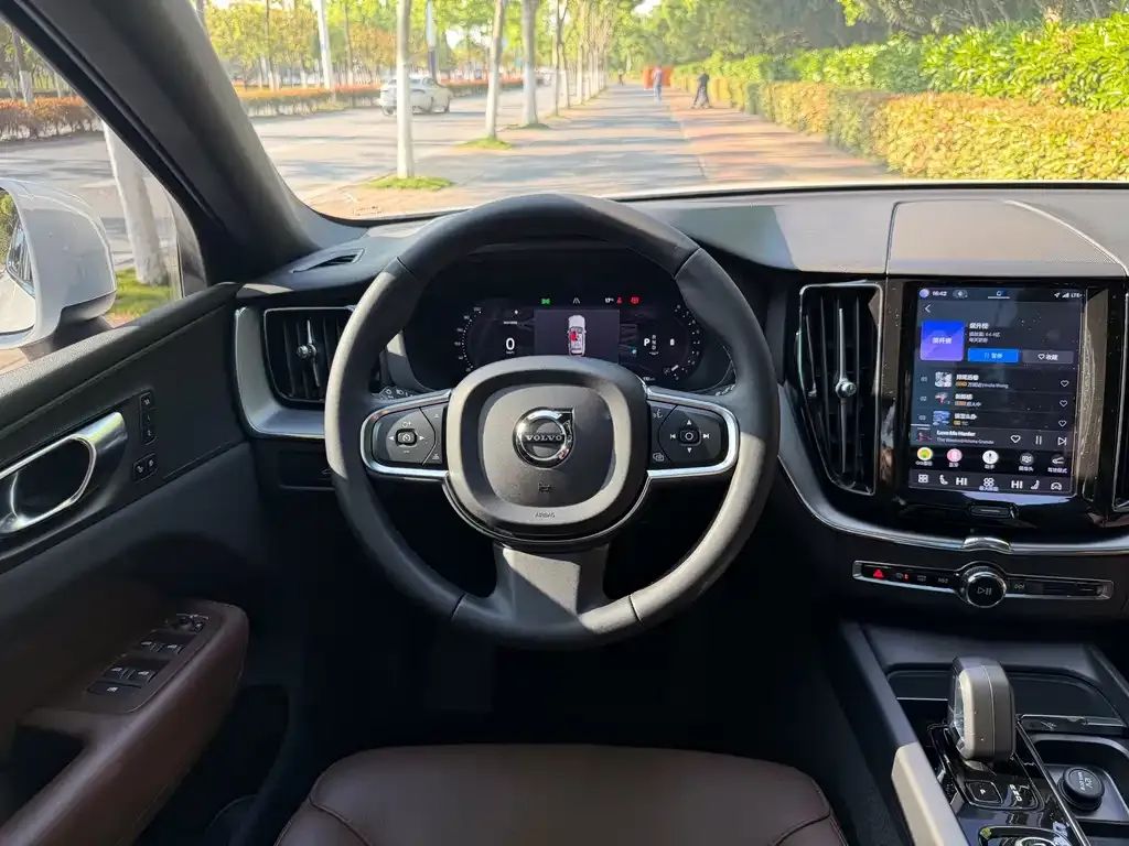 Volvo XC60 — фото 10