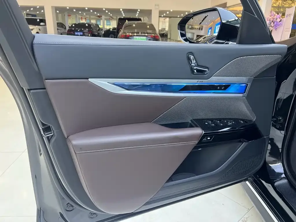BMW 7 Series 2023 из CN, фото 9