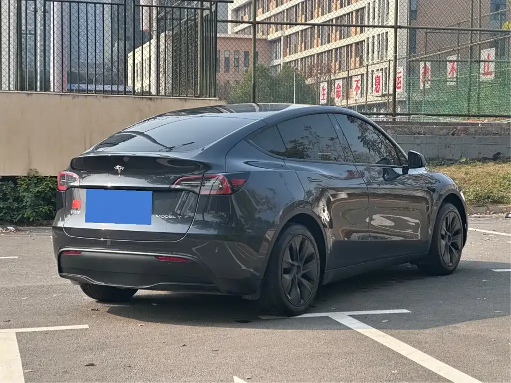 Tesla Model Y — фото 8