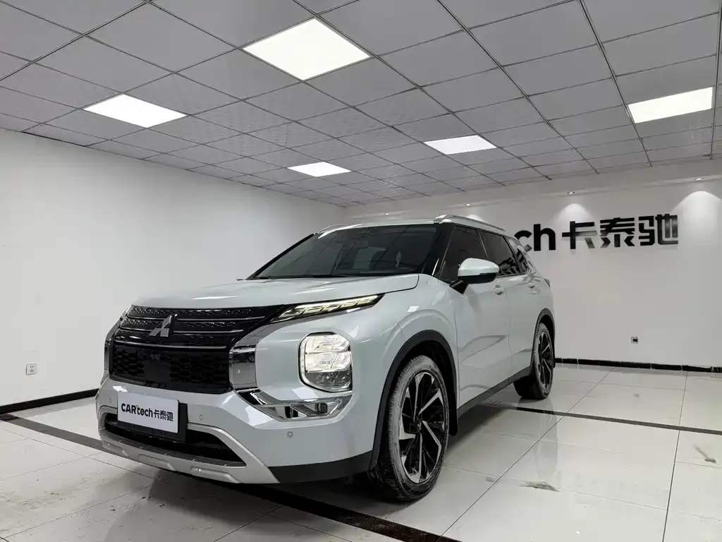 Mitsubishi Outlander — фото 1