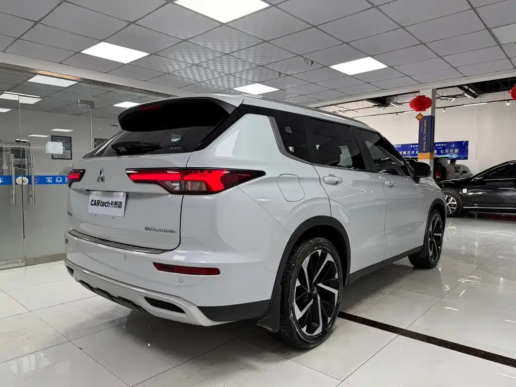 Mitsubishi Outlander — фото 6