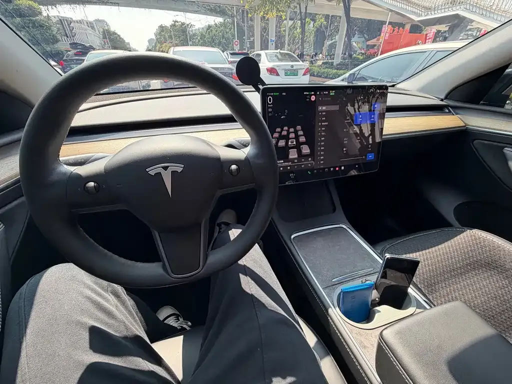 Tesla Model Y — фото 6