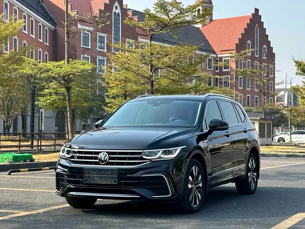 Volkswagen Tiguan L — фото 1