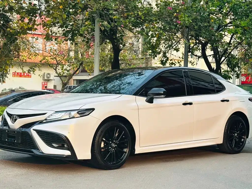 Toyota Camry — фото 1