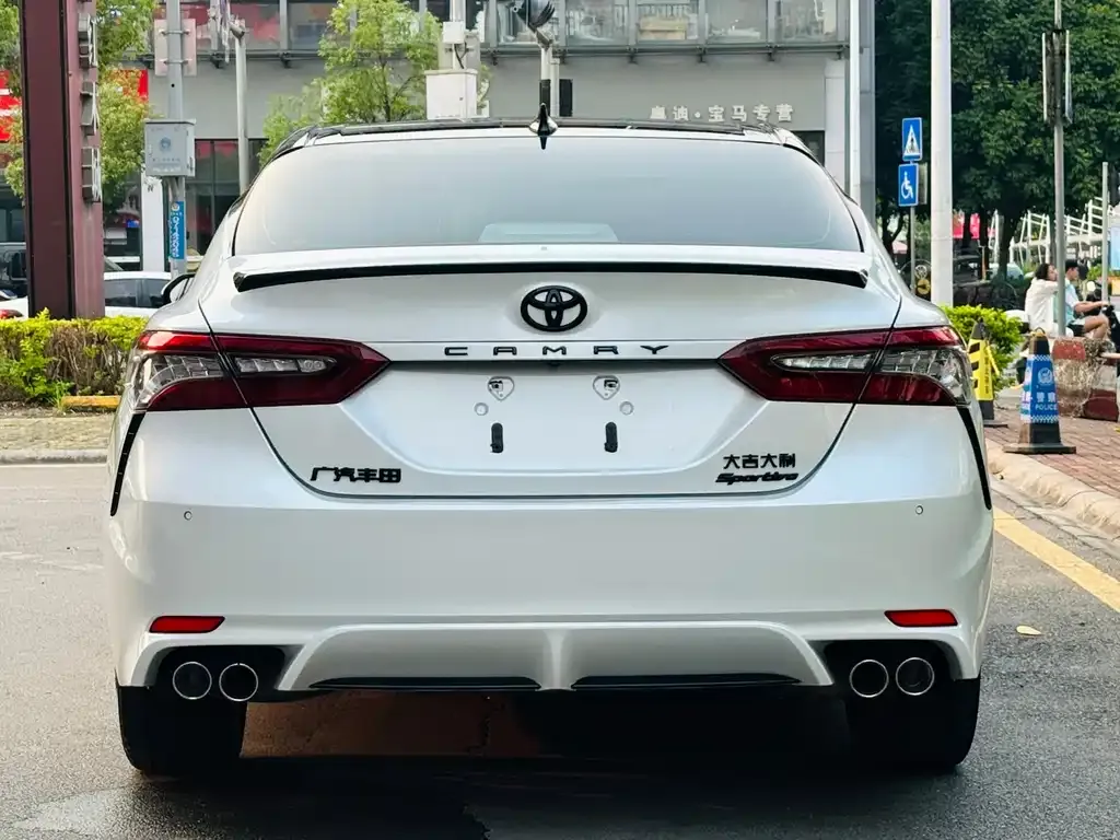 Toyota Camry — фото 3