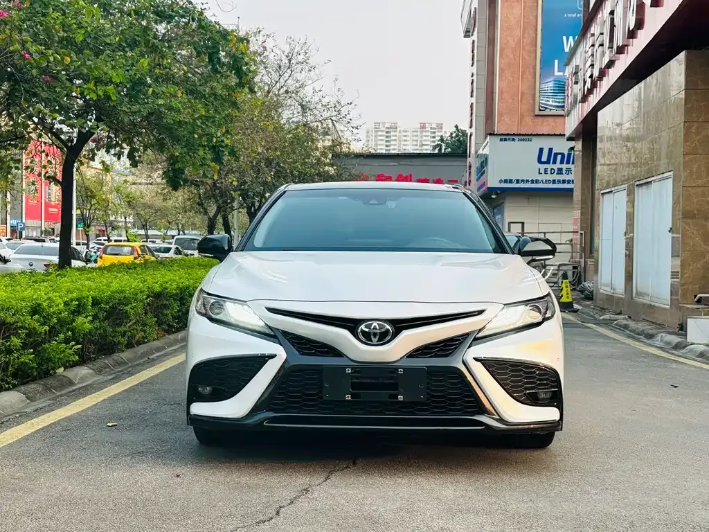 Toyota Camry — фото 5