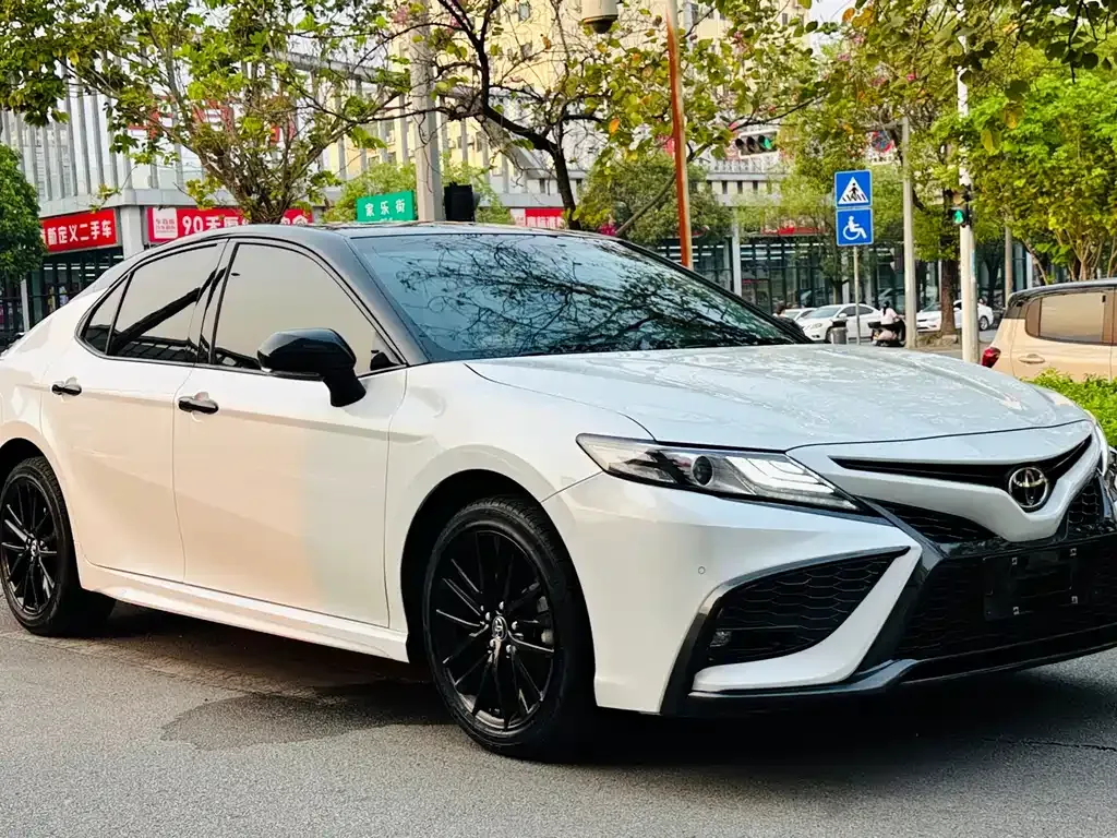 Toyota Camry — фото 8