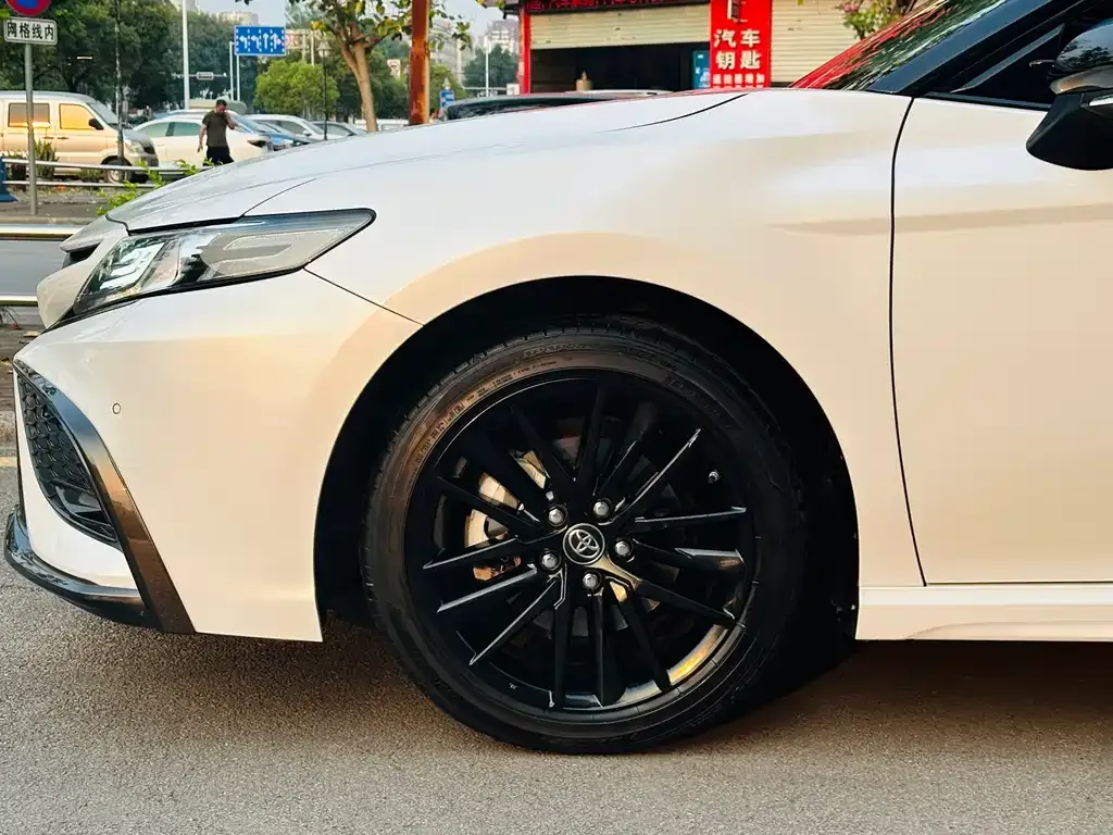 Toyota Camry — фото 2