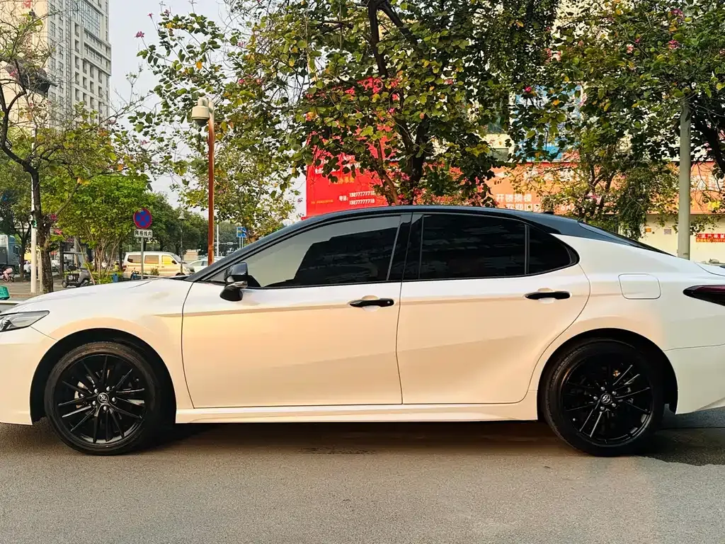 Toyota Camry — фото 10
