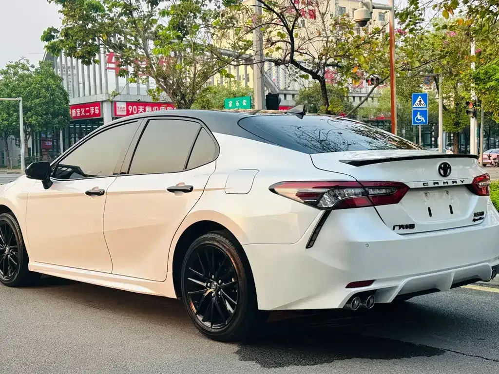 Toyota Camry — фото 9