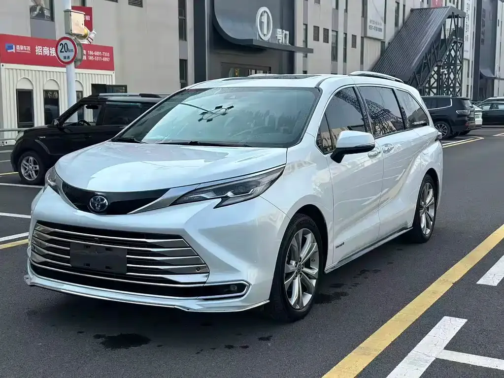 Toyota Sienna — фото 1