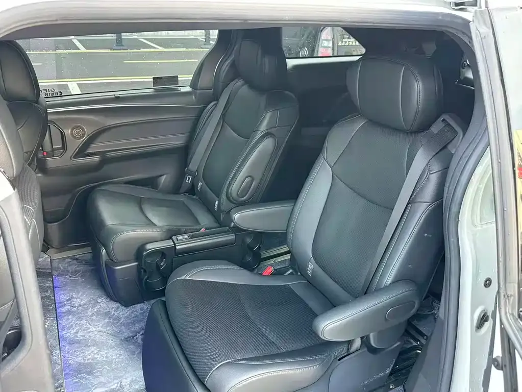 Toyota Sienna — фото 2