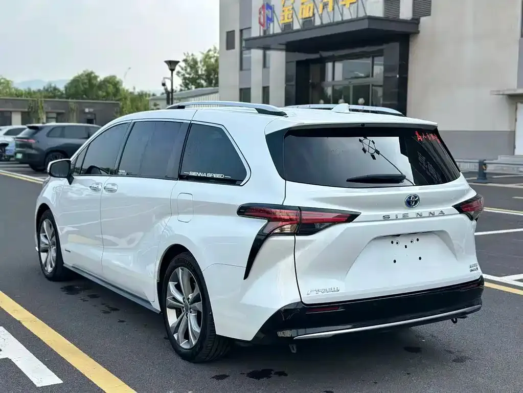 Toyota Sienna — фото 4