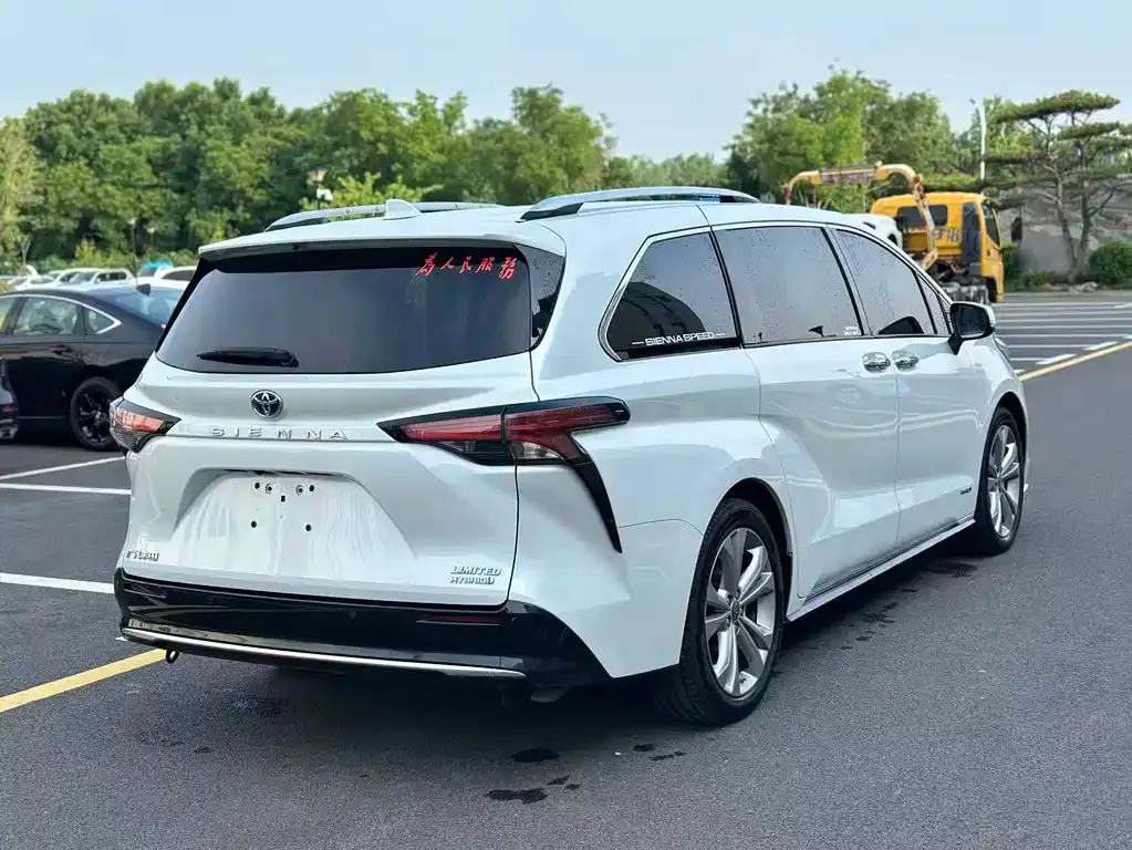 Toyota Sienna — фото 7