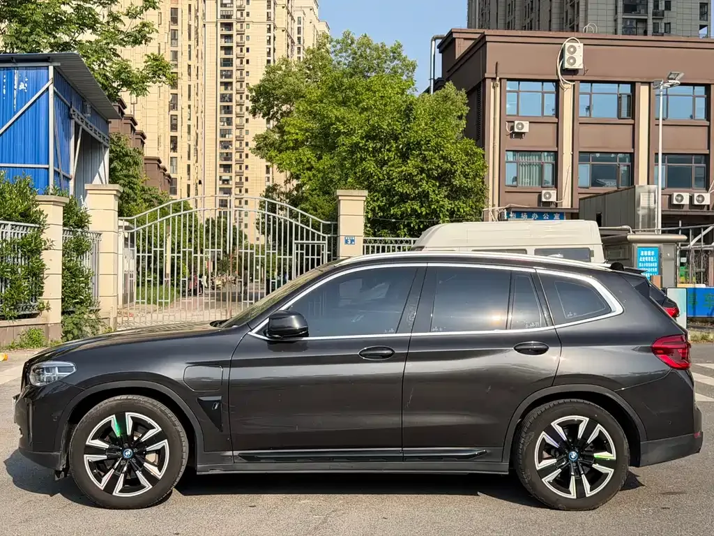 BMW iX3 — фото 10