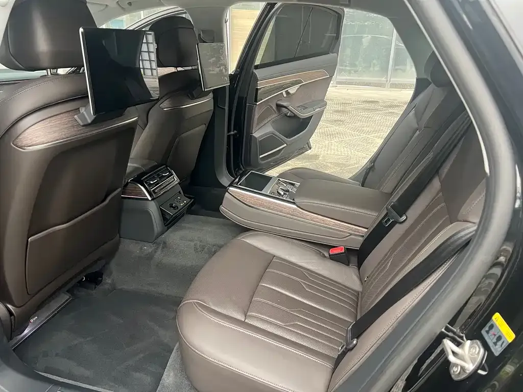 Audi A8 — фото 2