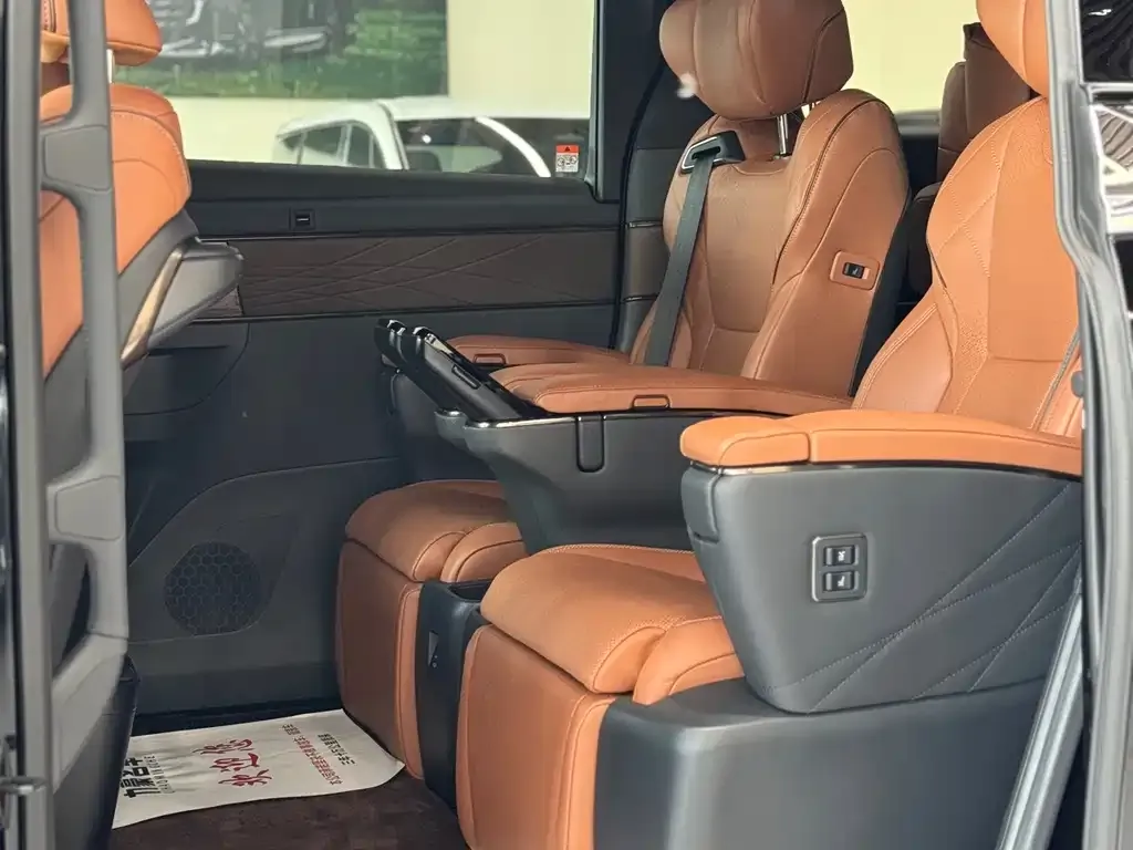 Toyota Alphard — фото 8