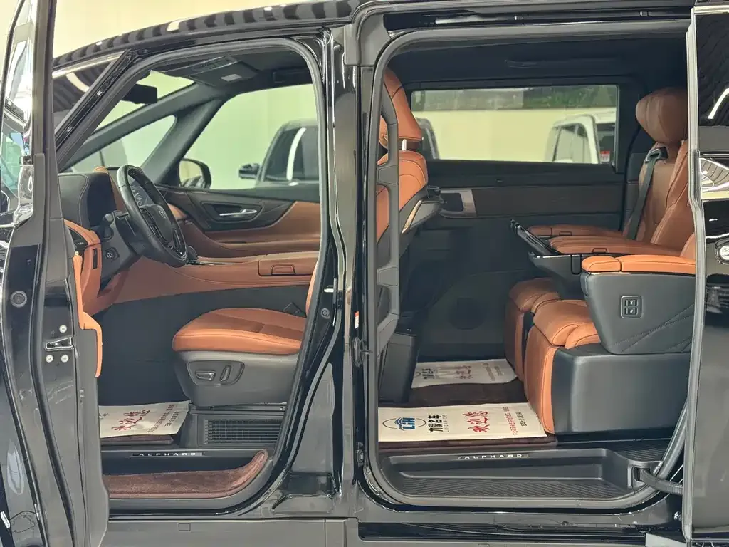 Toyota Alphard — фото 9