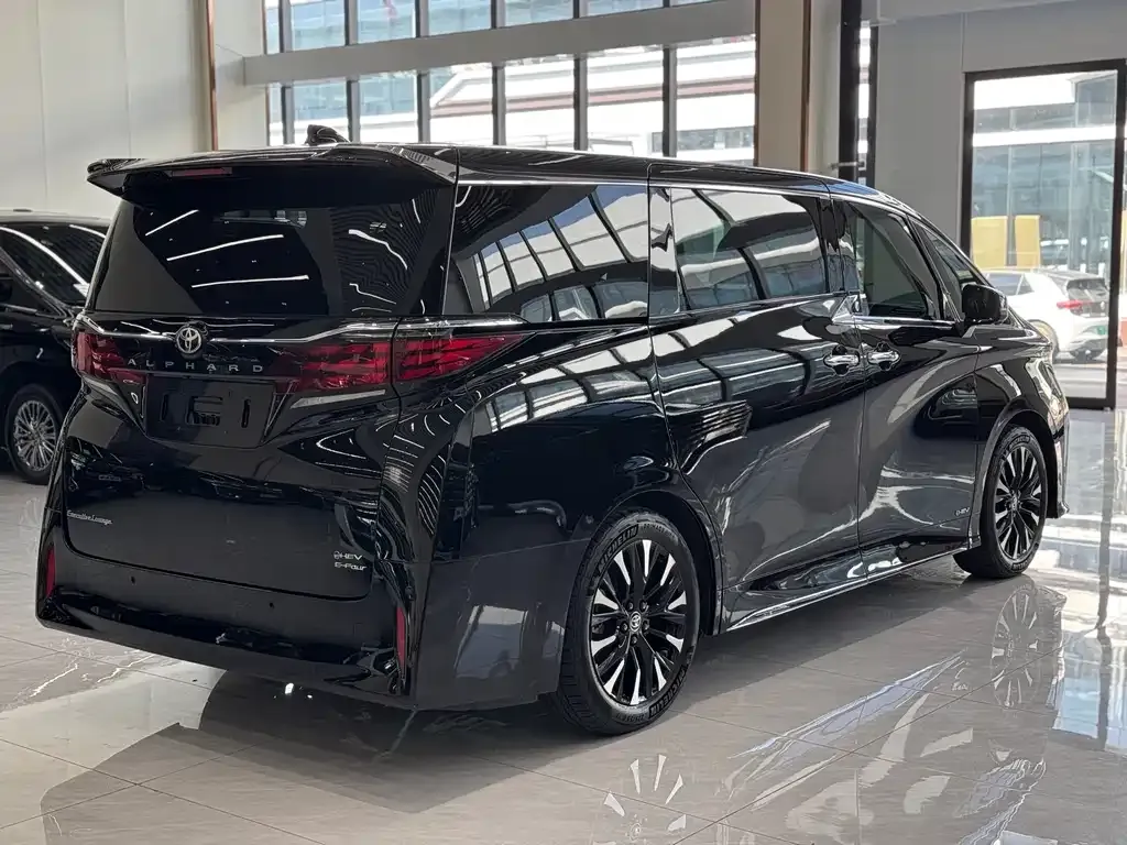 Toyota Alphard — фото 4