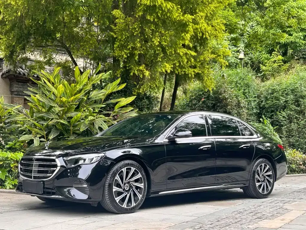 Mercedes-Benz E-Class — фото 1