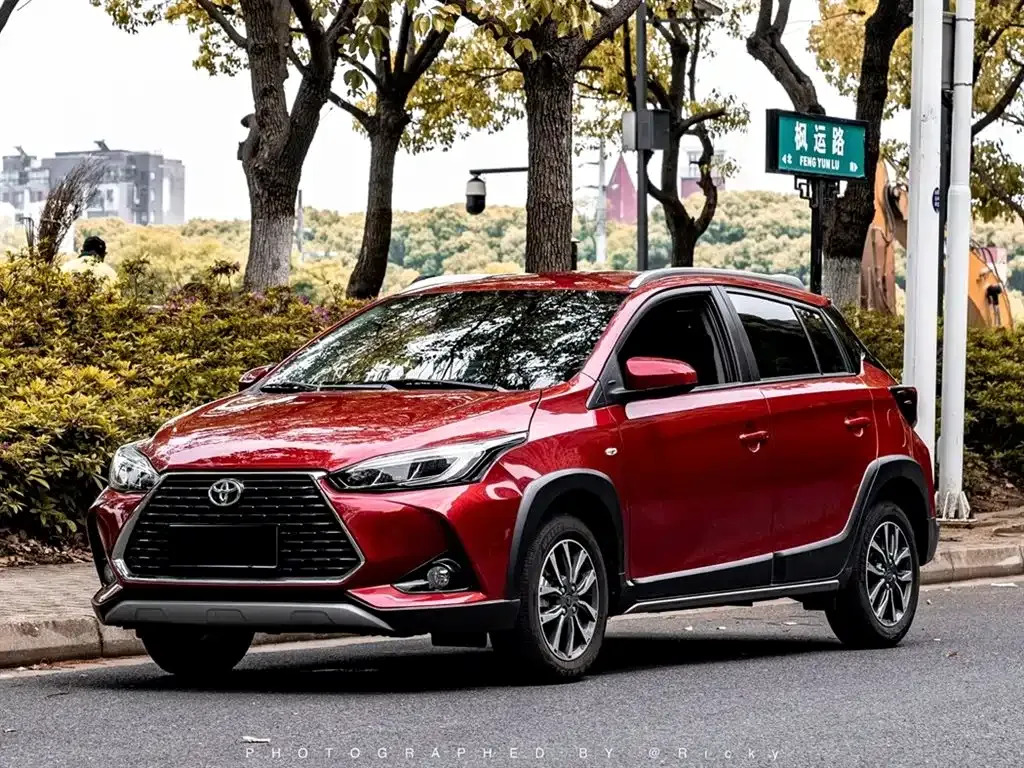 Toyota Yaris L — фото 1
