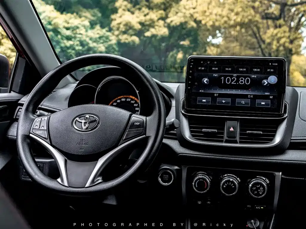 Toyota Yaris L — фото 4