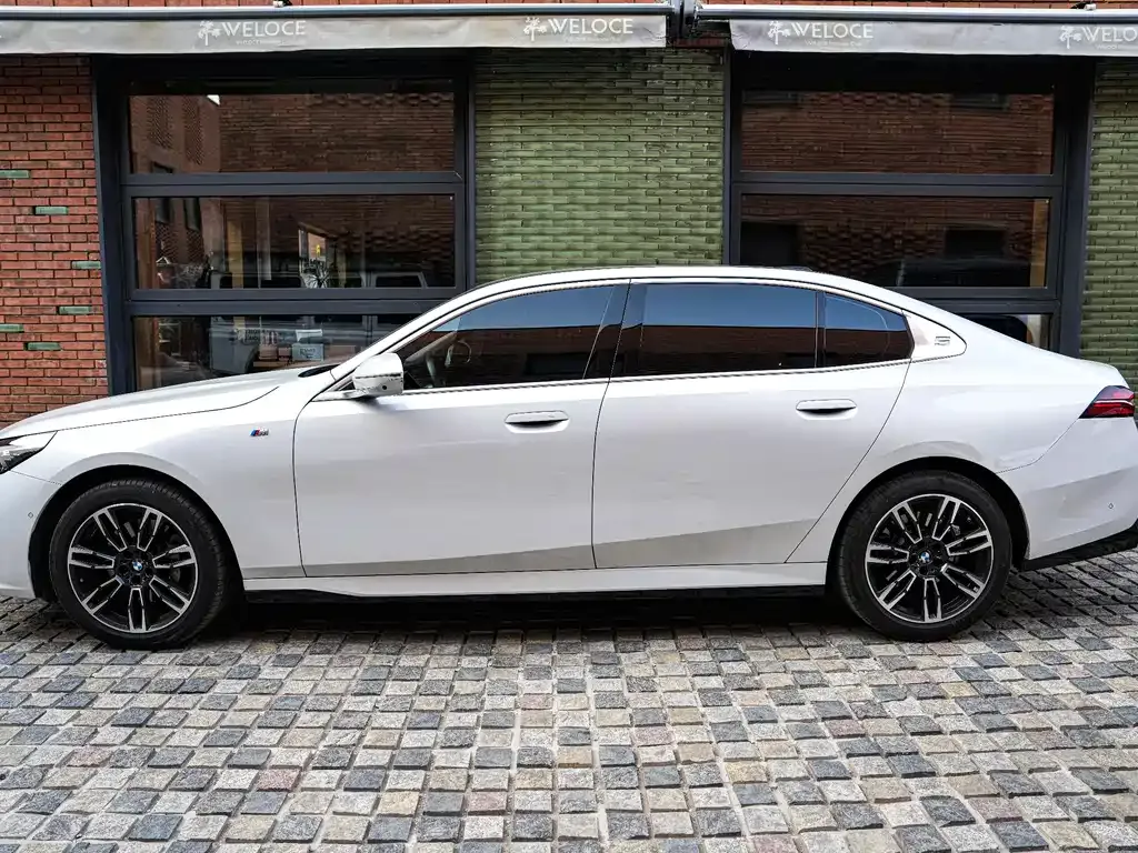 BMW 5 Series — фото 10