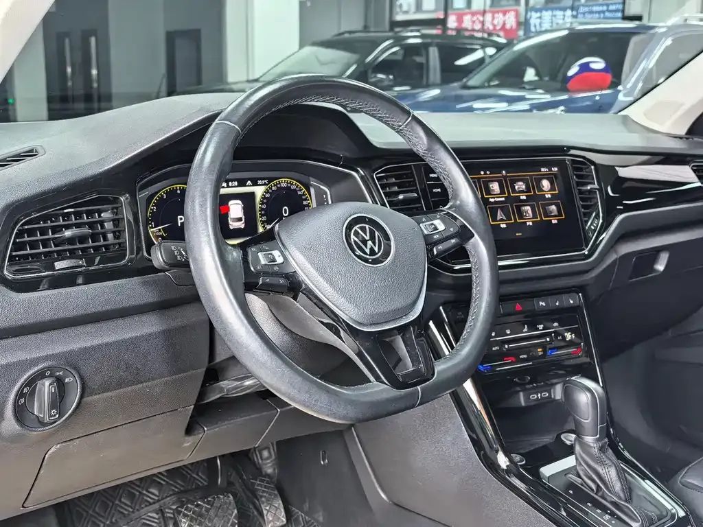 Volkswagen T-Roc — фото 2