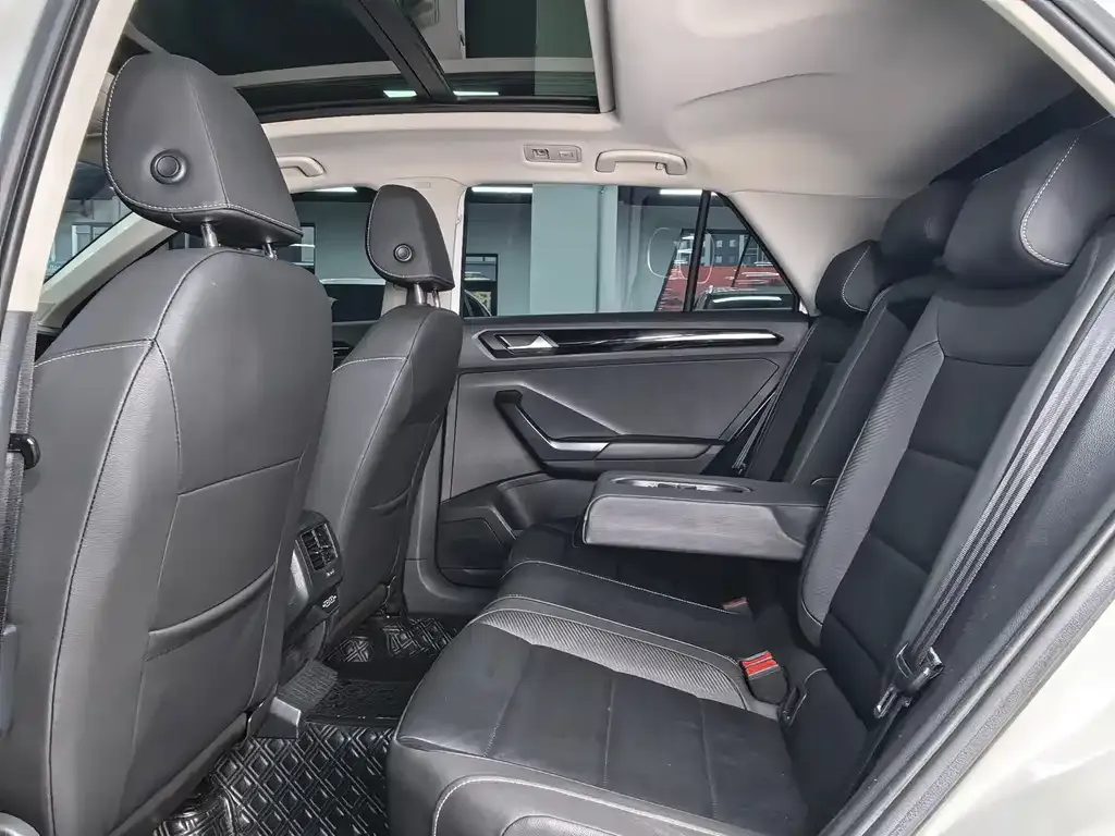 Volkswagen T-Roc — фото 6