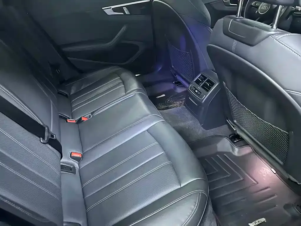Audi A4L 2023 из CN, фото 2