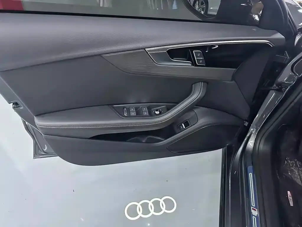 Audi A4L 2023 из CN, фото 4
