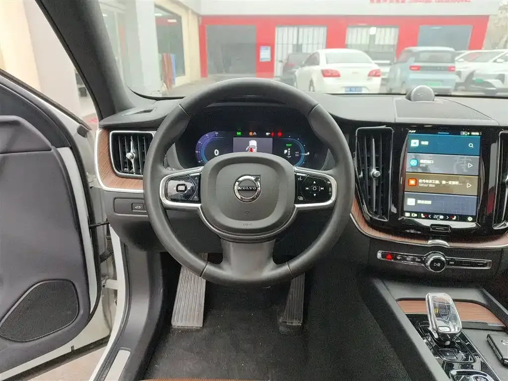 Volvo XC60 PHEV 2024 из CN, фото 6