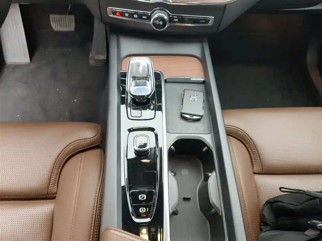 Volvo XC60 PHEV 2024 из CN, фото 5