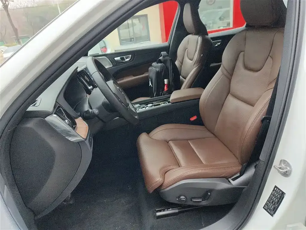 Volvo XC60 PHEV 2024 из CN, фото 9