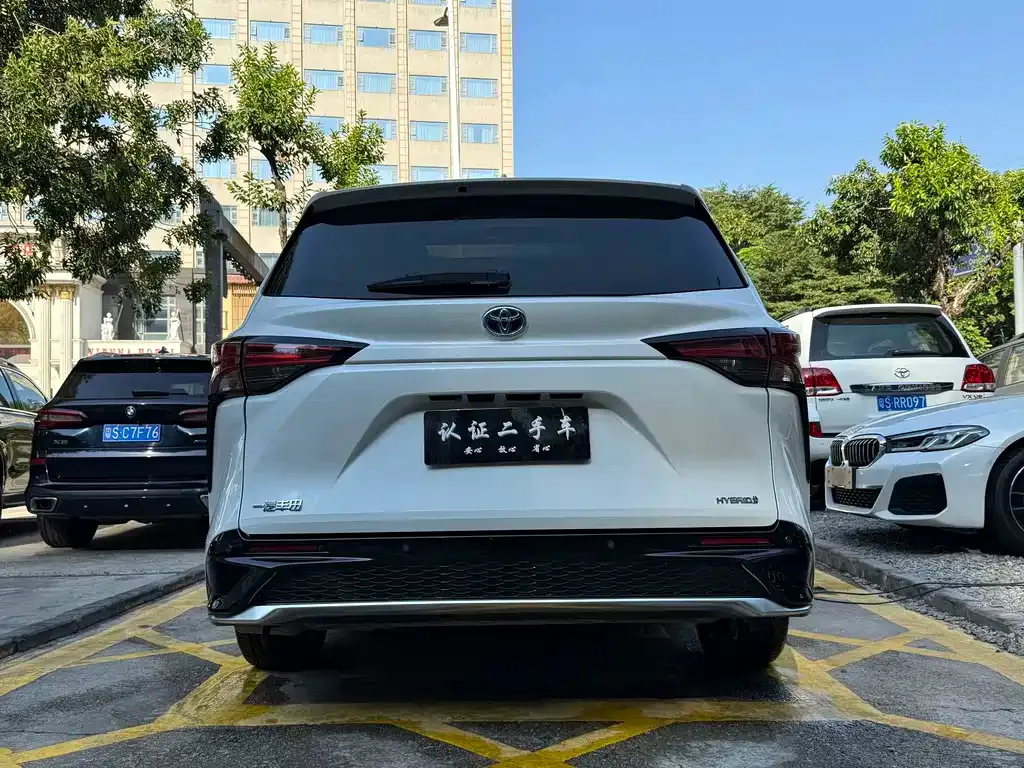 Toyota Granvia — фото 8