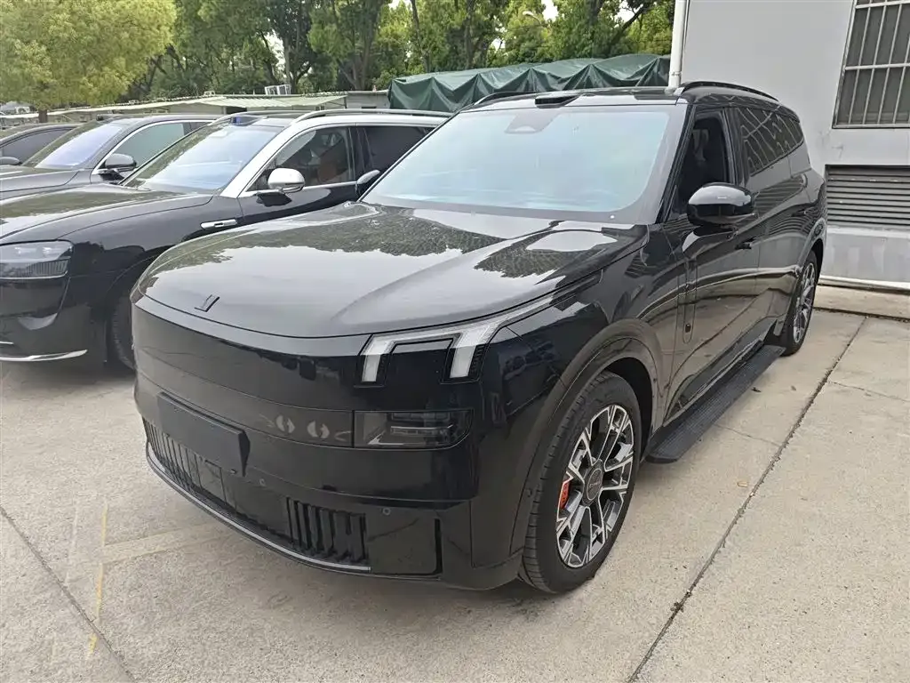 Lynk & Co 900