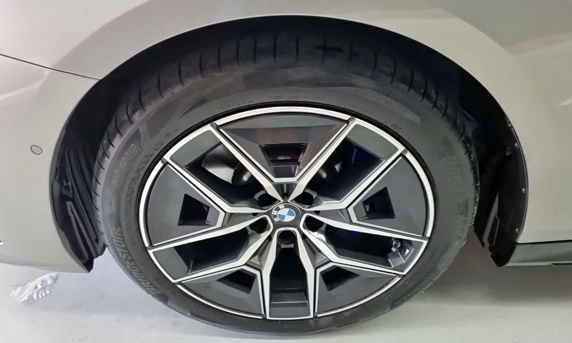 BMW 5-Series 2025 из KR, фото 2