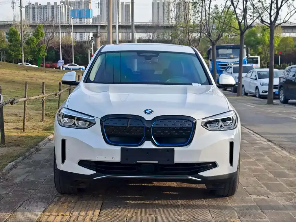 BMW iX3 — фото 4